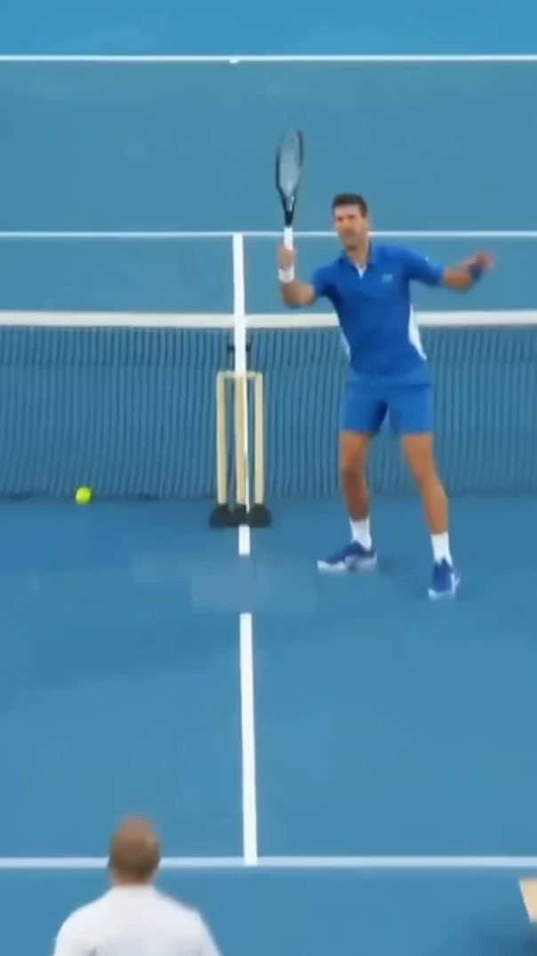 Novak Djokovic&'s BIG cricket shot!